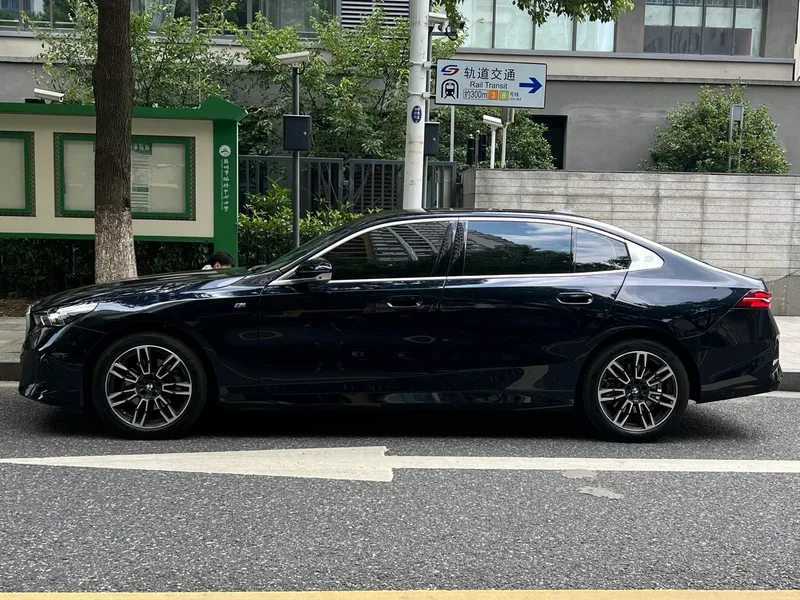 BMW 5 Series 2025 Restyling 525Li M Sports suit exterior photo 3 BMW 5 Series 2025 Restyling 525Li M Sports suit exterior photo 3