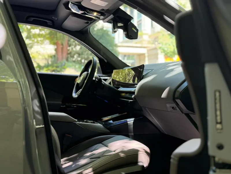 BMW X3 2025 xDrive30L Leading Type M Sports suit interior photo 17 BMW X3 2025 xDrive30L Leading Type M Sports suit interior photo 17