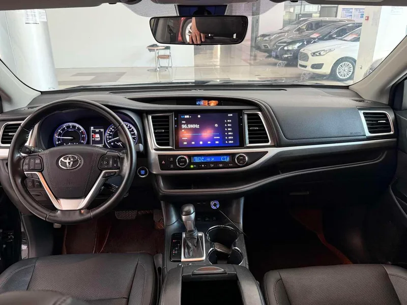 Toyota Highlander 2021 2.0T 4WD Premium Edition 7 Asiento interior foto 11 Toyota Highlander 2021 2.0T 4WD Premium Edition 7 Asiento interior foto 11