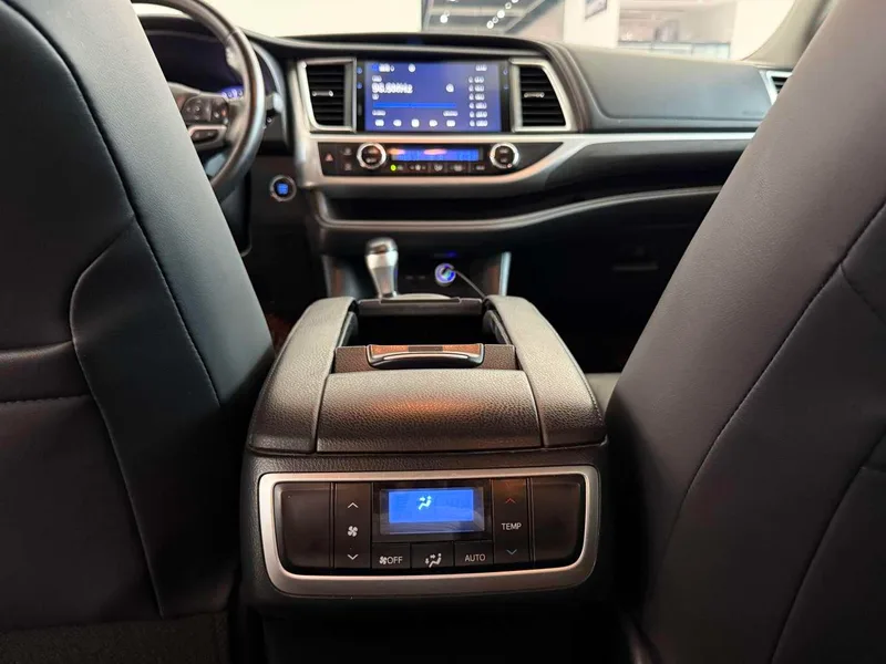 Toyota Highlander 2021 2.0T 4WD Premium Edition 7 Asiento interior foto 12 Toyota Highlander 2021 2.0T 4WD Premium Edition 7 Asiento interior foto 12