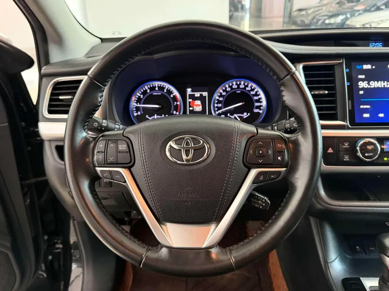 Toyota Highlander 2021 2.0T 4WD Premium Edition 7 Asiento interior foto 13 Toyota Highlander 2021 2.0T 4WD Premium Edition 7 Asiento interior foto 13
