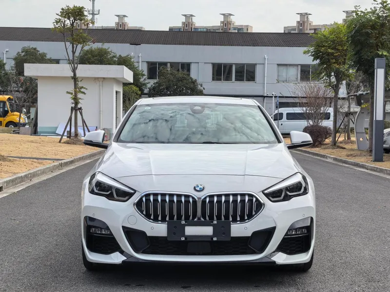 BMW 2 Series 2023 225i Coupé de cuatro puertas M Conjunto deportivo exterior foto 2