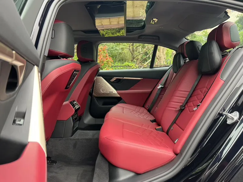 BMW 5 Series 2025 530Li Premium Class M Sports suit interior photo 7 BMW 5 Series 2025 530Li Premium Class M Sports suit interior photo 7