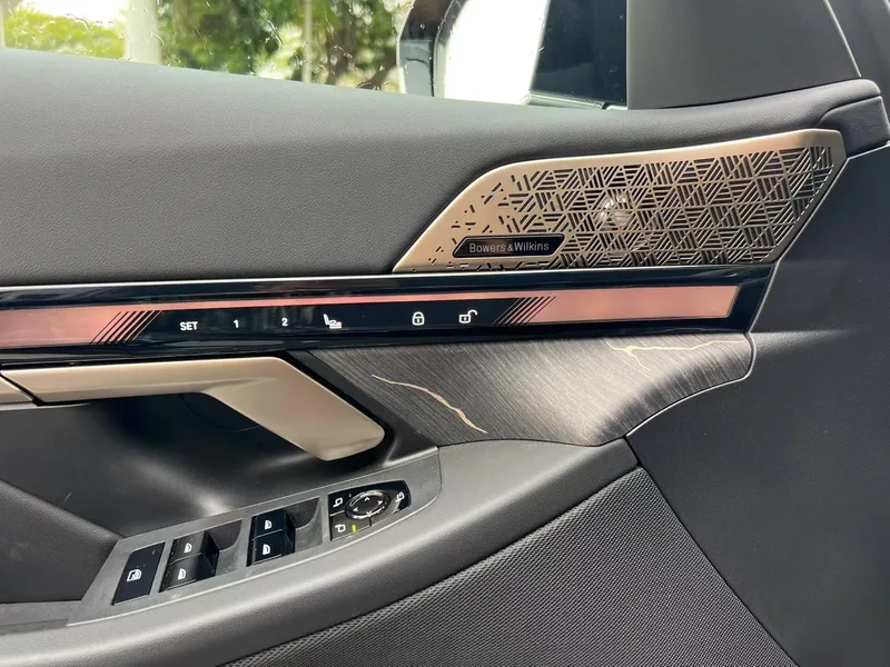 BMW 5 Series 2025 530Li Premium Class M Sports suit interior photo 9 BMW 5 Series 2025 530Li Premium Class M Sports suit interior photo 9