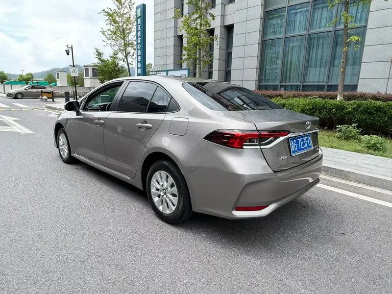 Toyota Corolla 2019 1.2T S-CVT GL-i Элитная версия интерьер фото 8 Toyota Corolla 2019 1.2T S-CVT GL-i Элитная версия интерьер фото 8
