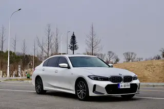 BMW 3 Series 2023 325Li M Sports suit exterior photo 3