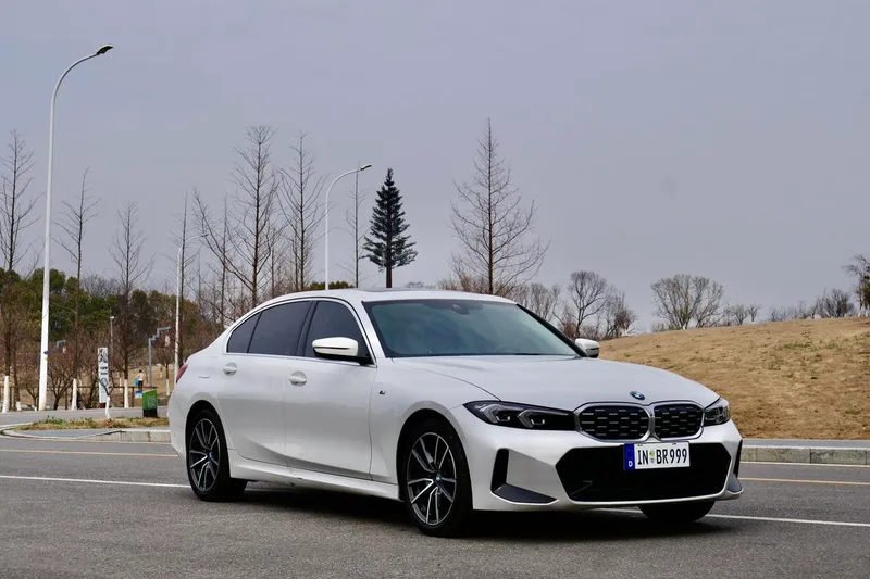 BMW 3 Series 2023 325Li M Sports suit exterior photo 3