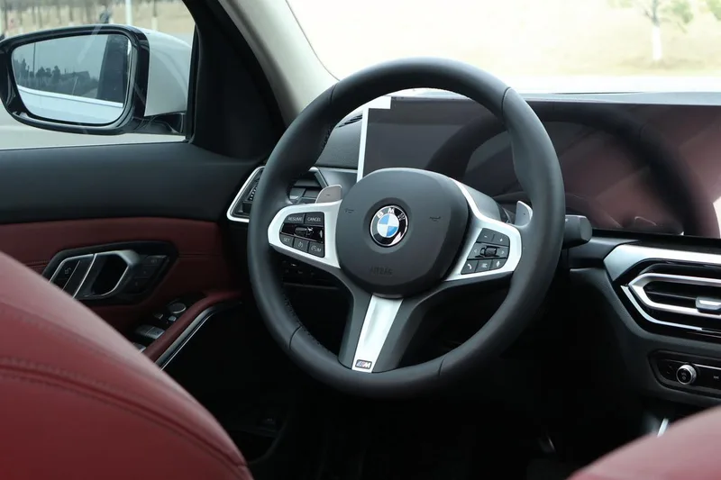 BMW 3 Series 2023 325Li M Sports suit exterior photo 4