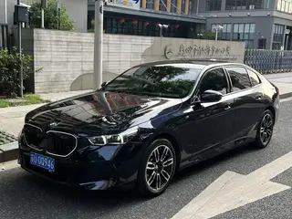 BMW 5 Series 2025 530Li Líder M Conjunto deportivo