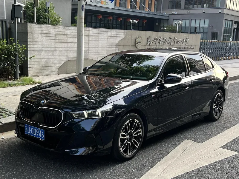 BMW 5 Series 2025 530Li Leading Type M Sports suit exterior photo 1 BMW 5 Series 2025 530Li Leading Type M Sports suit exterior photo 1