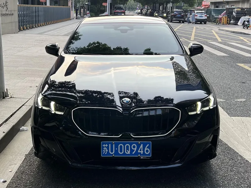 BMW 5 Series 2025 530Li Leading Type M Sports suit exterior photo 2 BMW 5 Series 2025 530Li Leading Type M Sports suit exterior photo 2