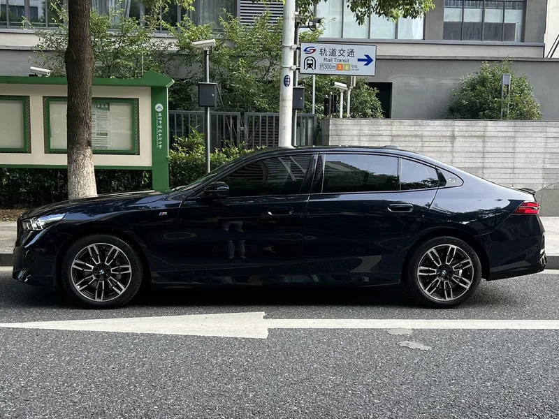 BMW 5 Series 2025 530Li Leading Type M Sports suit exterior photo 3 BMW 5 Series 2025 530Li Leading Type M Sports suit exterior photo 3
