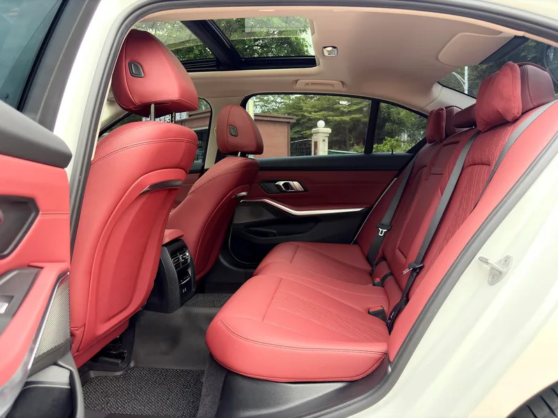 BMW 3 Series 2025 325Li M Ensemble de sport intérieur photo 6 BMW 3 Series 2025 325Li M Ensemble de sport intérieur photo 6
