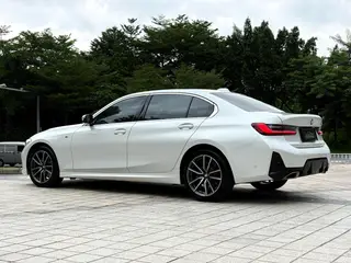BMW 3 Series 2025 325Li M Ensemble de sport intérieur photo 9 BMW 3 Series 2025 325Li M Ensemble de sport intérieur photo 9