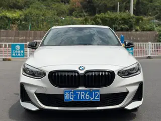 BMW 1 Series 2023 125i M Edición nocturna deportiva exterior foto 2