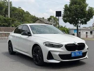BMW 1 Series 2023 125i M Edición nocturna deportiva exterior foto 3