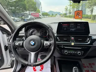BMW 1 Series 2023 125i M Edición nocturna deportiva interior foto 9