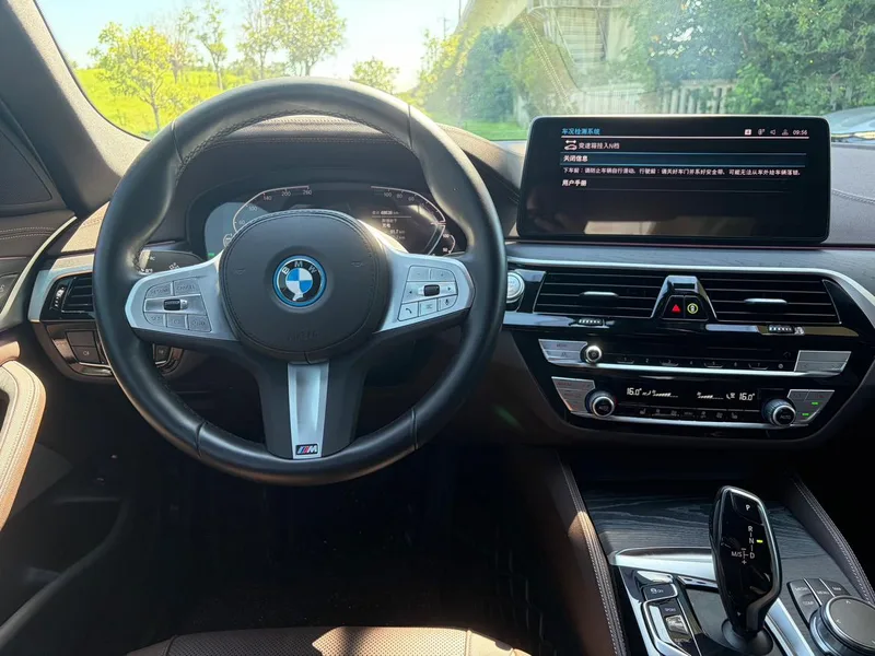 BMW 5 Series 2022 Segundo cambio 535Le M Conjunto deportivo interior foto 8
