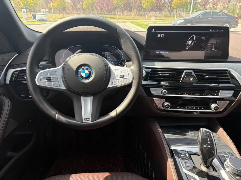 BMW 5 Series 2022 Segundo cambio 535Le M Conjunto deportivo interior foto 9