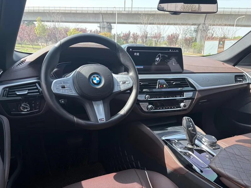 BMW 5 Series 2022 Segundo cambio 535Le M Conjunto deportivo interior foto 10