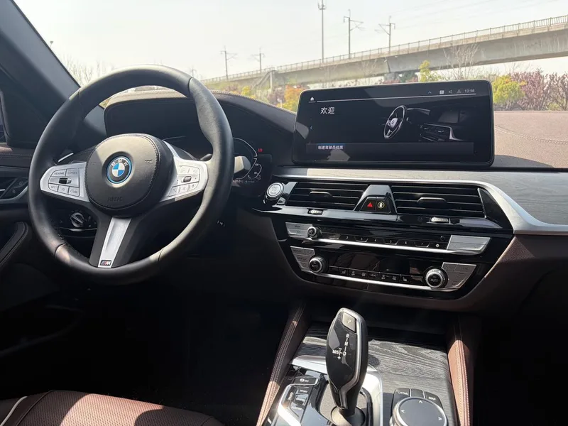 BMW 5 Series 2022 Segundo cambio 535Le M Conjunto deportivo interior foto 11