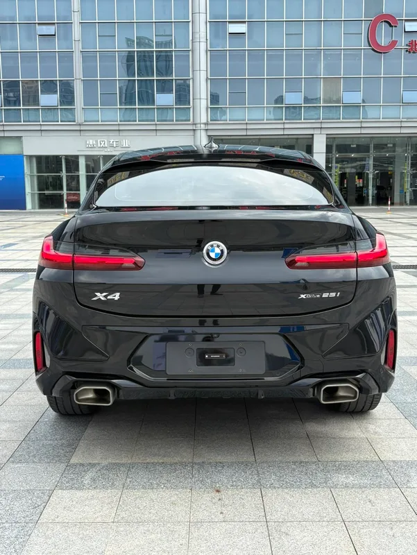 BMW X4 2022 xDrive 25i M Sports suit interior photo 10 BMW X4 2022 xDrive 25i M Sports suit interior photo 10