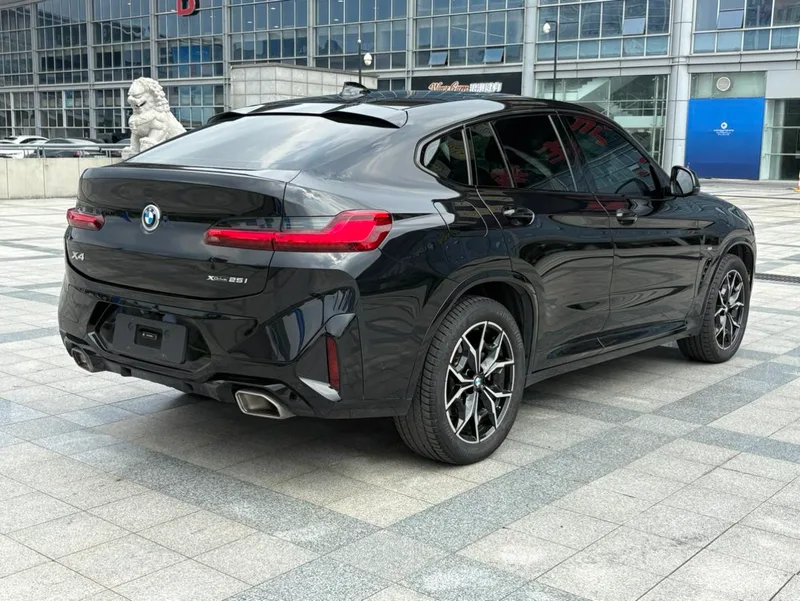 BMW X4 2022 xDrive 25i M Sports suit interior photo 11 BMW X4 2022 xDrive 25i M Sports suit interior photo 11