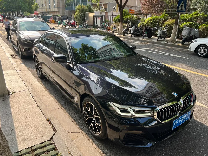 BMW 5 Series 2023 Reforma 530Li Líder M Conjunto deportivo exterior foto 3 BMW 5 Series 2023 Reforma 530Li Líder M Conjunto deportivo exterior foto 3