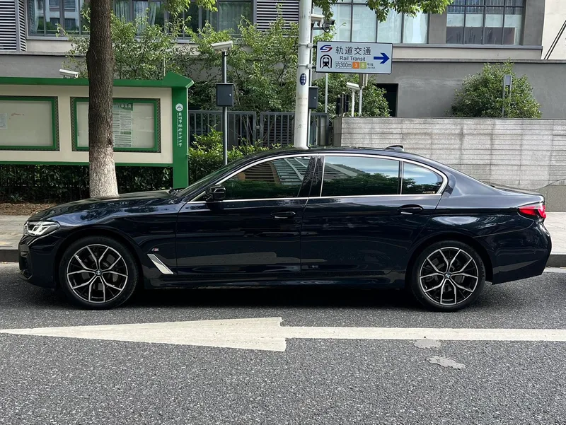 BMW 5 Series 2023 Reforma 530Li Líder M Conjunto deportivo exterior foto 4 BMW 5 Series 2023 Reforma 530Li Líder M Conjunto deportivo exterior foto 4