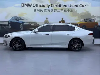 BMW 5 Series 2024 530Li Líder Traje de lujo exterior foto 4