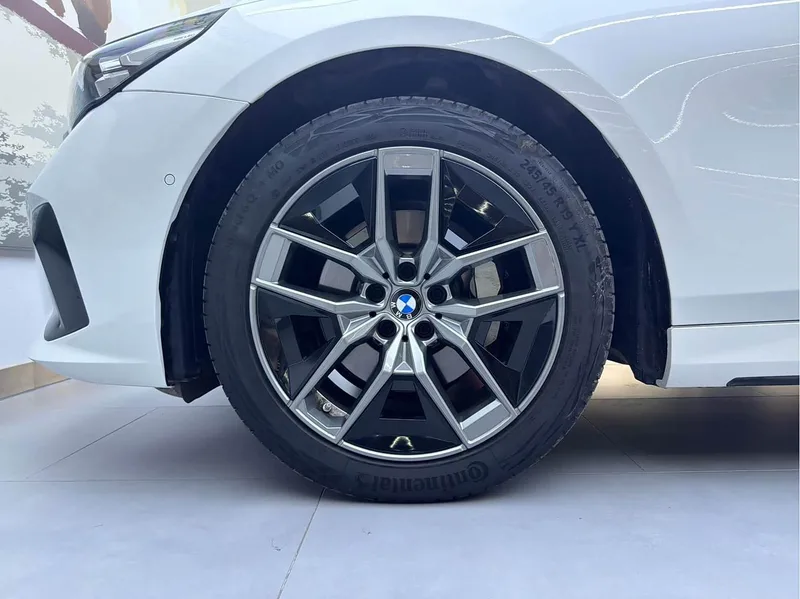 BMW 5 Series 2024 530Li Líder Traje de lujo exterior foto 7