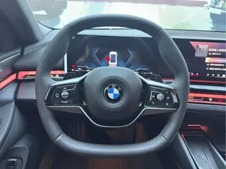 BMW 5 Series 2024 530Li Líder Traje de lujo interior foto 12
