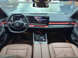 BMW 5 Series 2024 530Li Líder Traje de lujo interior foto 13