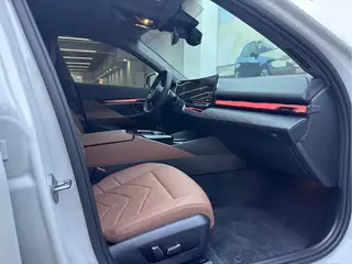BMW 5 Series 2024 530Li Líder Traje de lujo interior foto 14