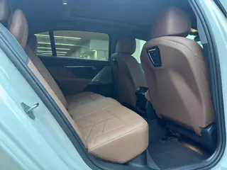 BMW 5 Series 2024 530Li Líder Traje de lujo interior foto 16