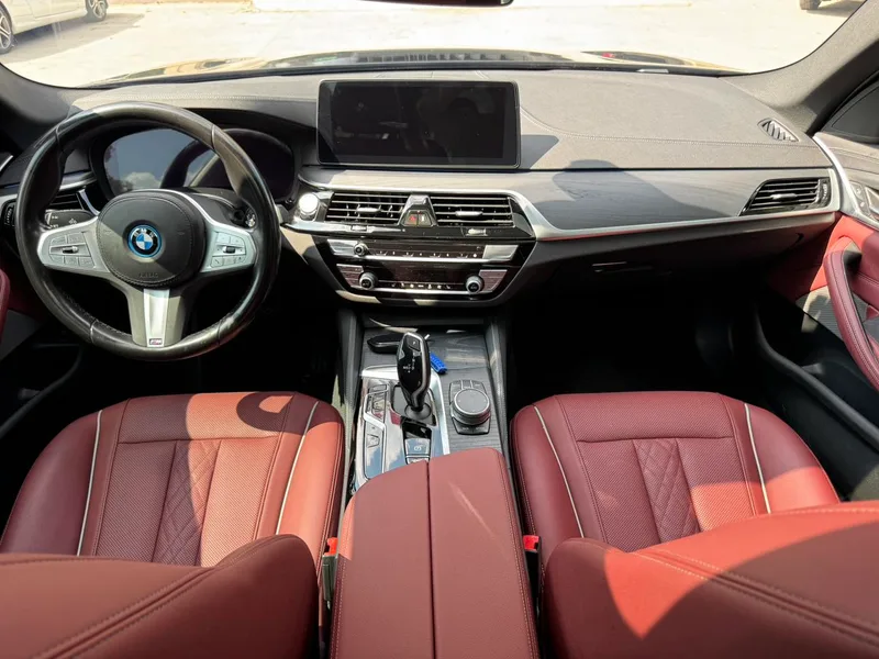 BMW 5 Series 2022 Segundo cambio 535Le M Conjunto deportivo interior foto 12