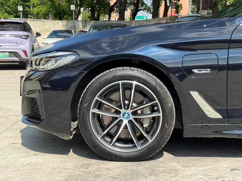BMW 5 Series 2022 Segundo cambio 535Le M Conjunto deportivo interior foto 17