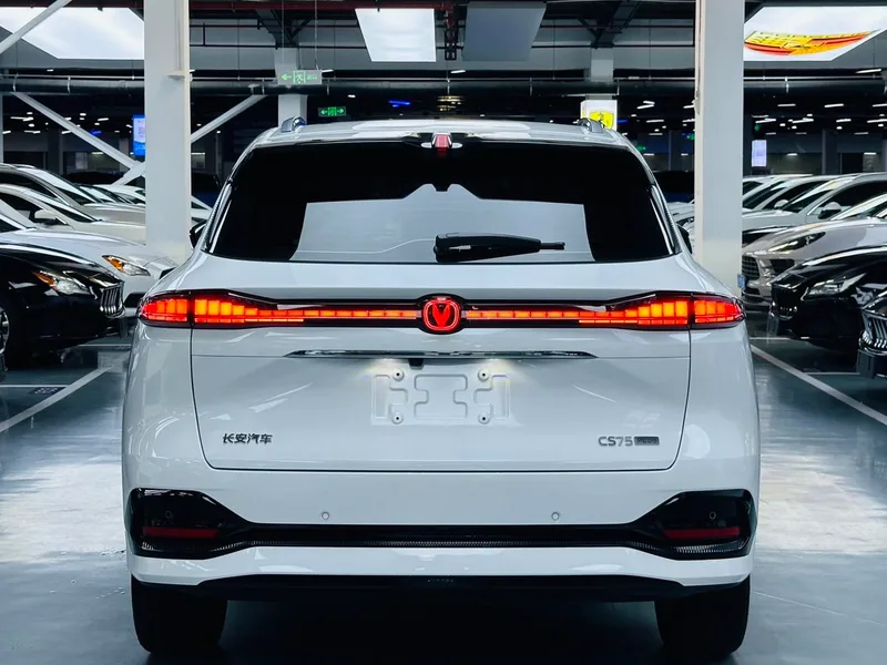 Changan CS75 PLUS 2026 Четвертое поколение 1.5T Новый синий кит интерьер фото 14 Changan CS75 PLUS 2026 Четвертое поколение 1.5T Новый синий кит интерьер фото 14