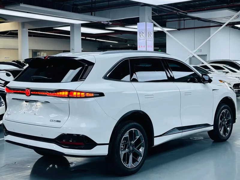 Changan CS75 PLUS 2026 Четвертое поколение 1.5T Новый синий кит интерьер фото 15 Changan CS75 PLUS 2026 Четвертое поколение 1.5T Новый синий кит интерьер фото 15