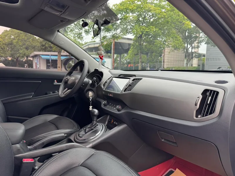 Kia Sportage 2016 2.0L Automatic two-drive version GL interior photo 8 Kia Sportage 2016 2.0L Automatic two-drive version GL interior photo 8