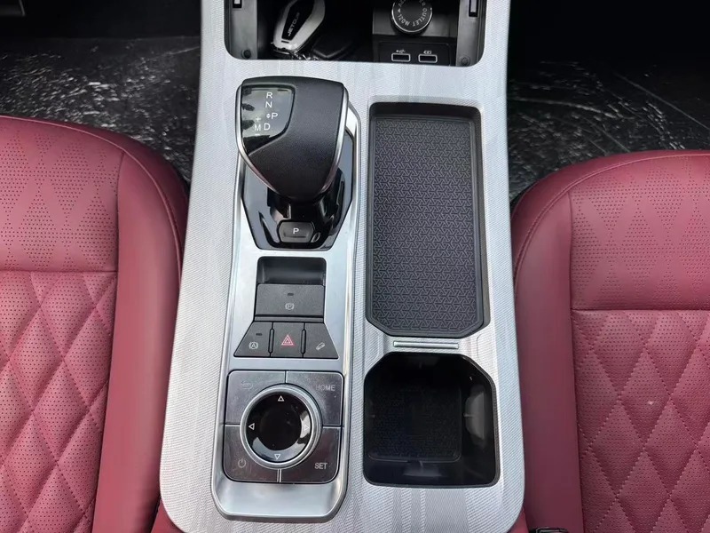Jetour X70 PLUS 2023 1.5T DCT Brave person PLUS 5 seat interior photo 9