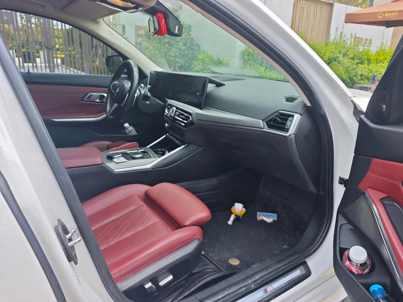 BMW 3 Series 2023 325Li M Conjunto deportivo interior foto 9 BMW 3 Series 2023 325Li M Conjunto deportivo interior foto 9