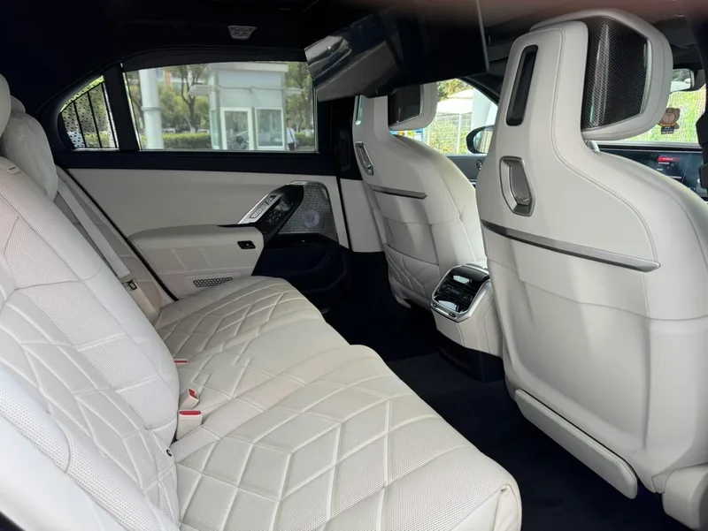 BMW i7 2023 M70L xDrive intérieur photo 16 BMW i7 2023 M70L xDrive intérieur photo 16