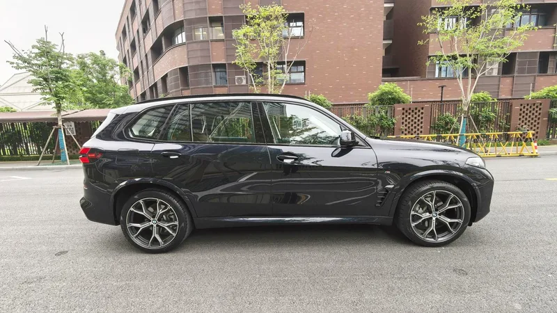 BMW X5 2025 xDrive30Li Type de luxe M Set de nuit de sport extérieur photo 4 BMW X5 2025 xDrive30Li Type de luxe M Set de nuit de sport extérieur photo 4
