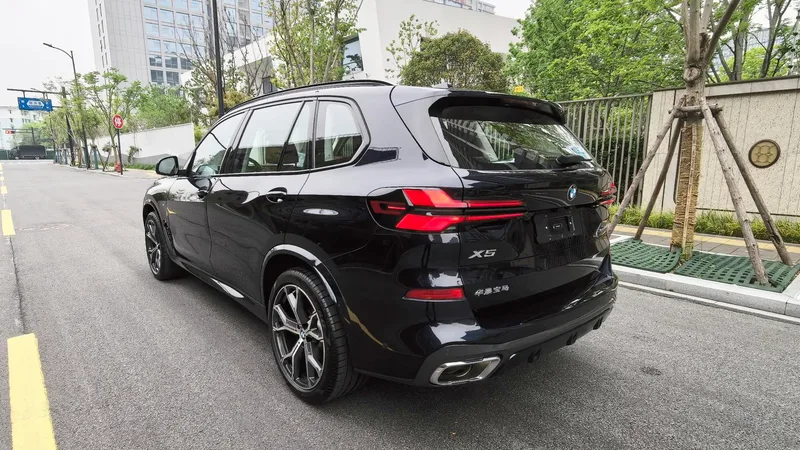 BMW X5 2025 xDrive30Li Type de luxe M Set de nuit de sport extérieur photo 7 BMW X5 2025 xDrive30Li Type de luxe M Set de nuit de sport extérieur photo 7