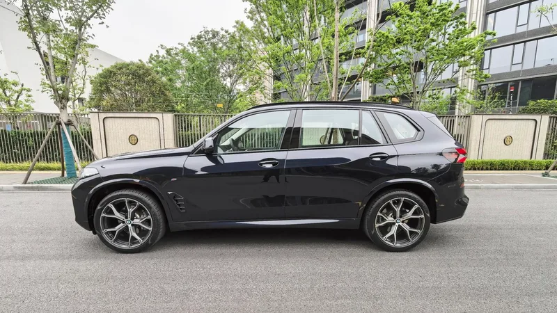 BMW X5 2025 xDrive30Li Type de luxe M Set de nuit de sport extérieur photo 8 BMW X5 2025 xDrive30Li Type de luxe M Set de nuit de sport extérieur photo 8