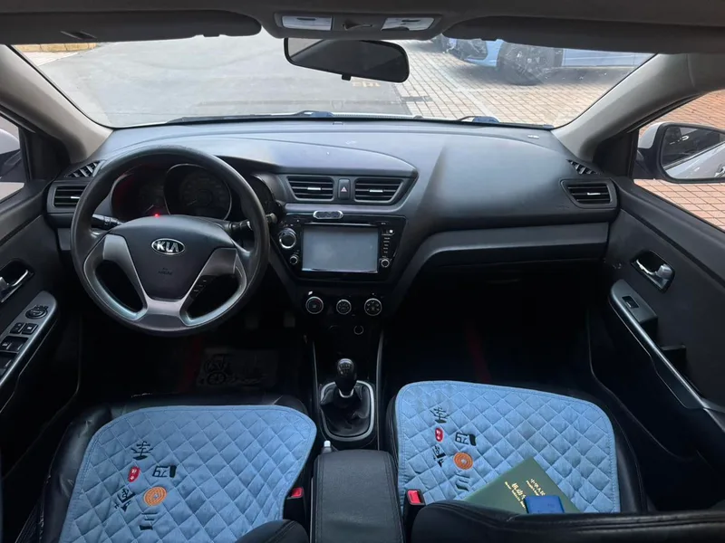 Kia K2 2015 Three-box 1.4L MT GLS interior photo 8 Kia K2 2015 Three-box 1.4L MT GLS interior photo 8