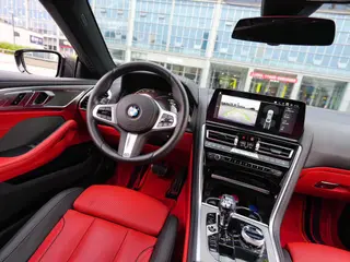 BMW 8 Series 2022 840i Купе M Спортивный костюм интерьер фото 10 BMW 8 Series 2022 840i Купе M Спортивный костюм интерьер фото 10