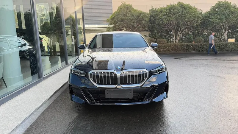 BMW 5 Series 2025 525Li M Conjunto deportivo exterior foto 3 BMW 5 Series 2025 525Li M Conjunto deportivo exterior foto 3