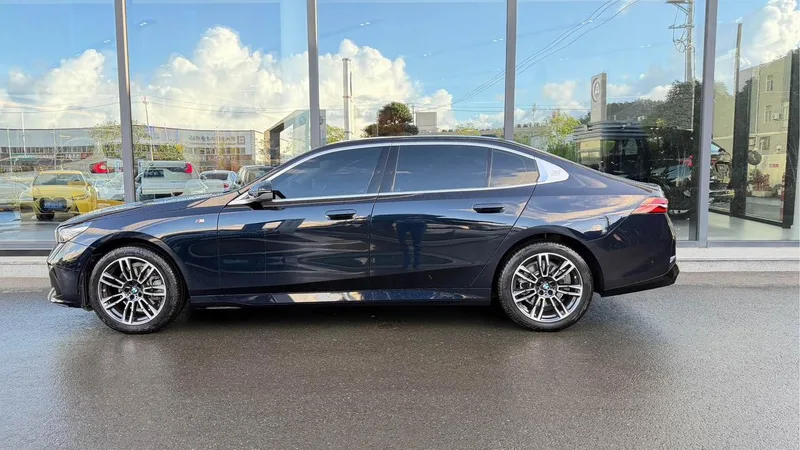 BMW 5 Series 2025 525Li M Conjunto deportivo exterior foto 5 BMW 5 Series 2025 525Li M Conjunto deportivo exterior foto 5